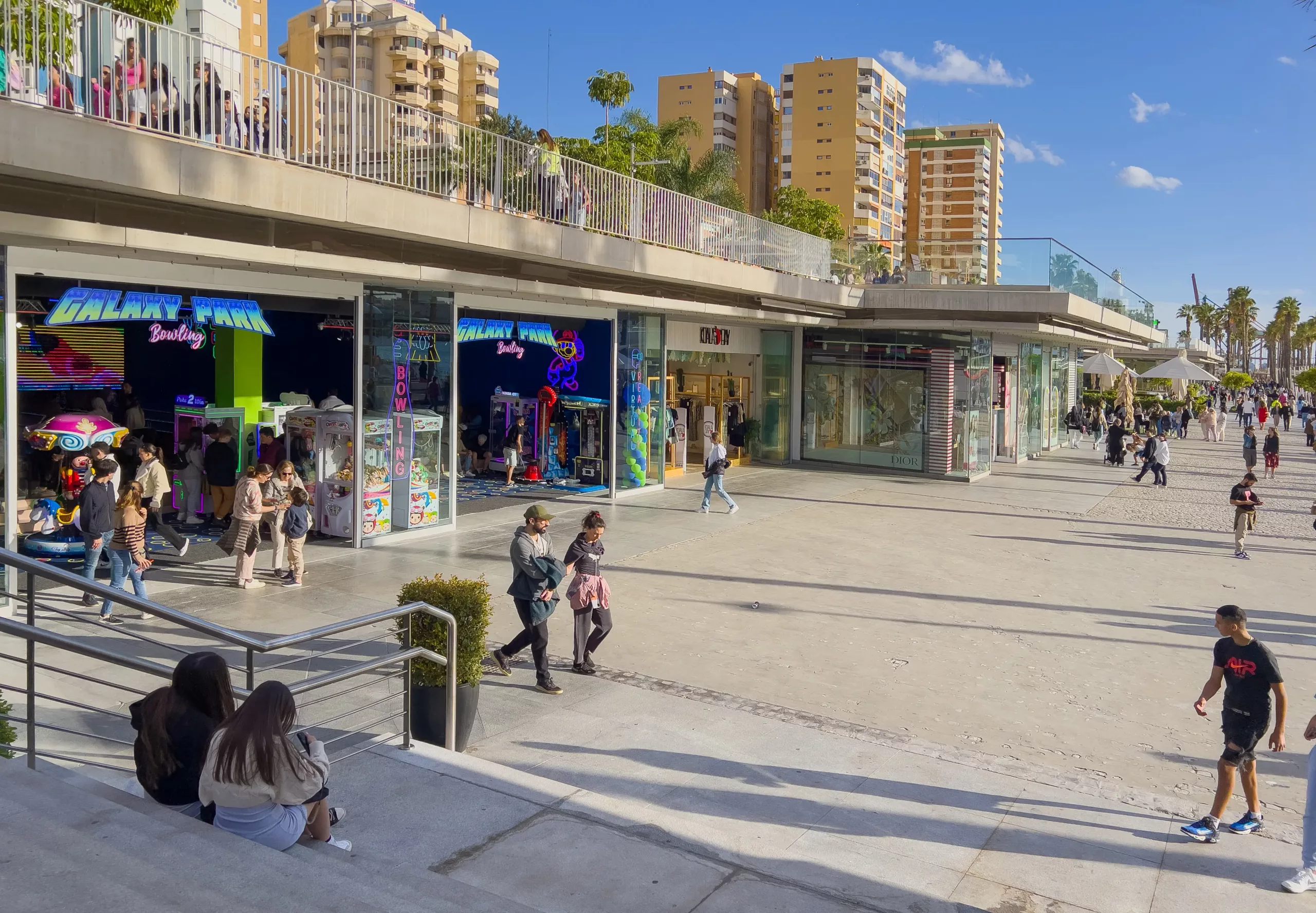 fachada escalera muelle uno Fachada Galaxy Park Bowling Muelle Uno Málaga