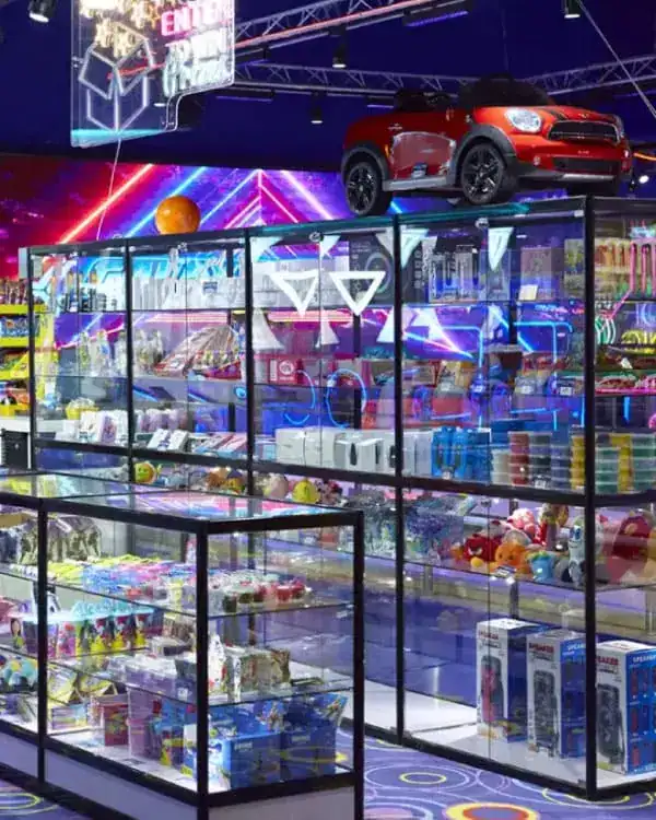 1. Zona de juguetes y premios en Galaxy Park Bowling con iluminación LED vibrante.