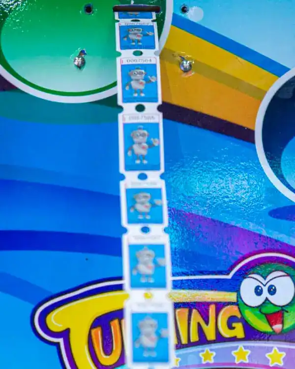 Divertido juego de bolos en Galaxy Park Bowling con personajes coloridos y estimulantes para niños.