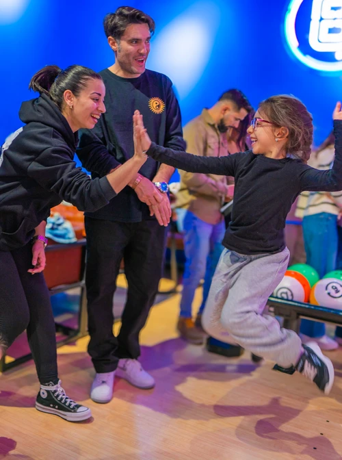 Disfrutando cuples-1 Divertido juego de bolos en Galaxy Park Bowling con personajes coloridos y estimulantes para niños.