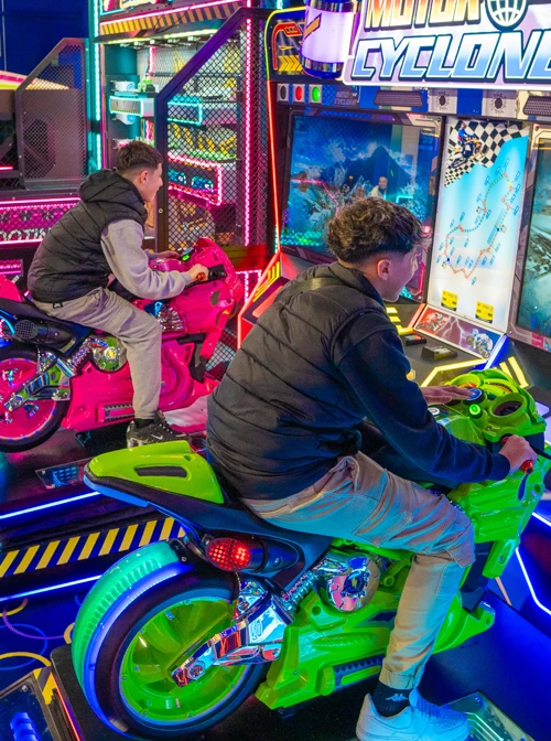 Disfrutando cuples-2 1. Zona de juguetes y premios en Galaxy Park Bowling con iluminación LED vibrante.