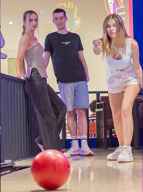 1. Zona de juguetes y premios en Galaxy Park Bowling con iluminación LED vibrante.