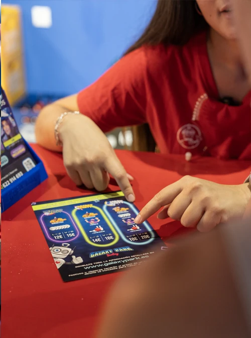 1. Zona de juguetes y premios en Galaxy Park Bowling con iluminación LED vibrante.