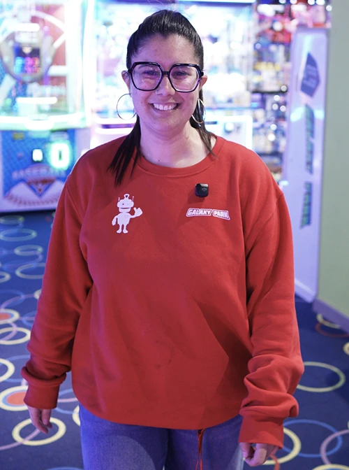 1. Zona de juguetes y premios en Galaxy Park Bowling con iluminación LED vibrante.