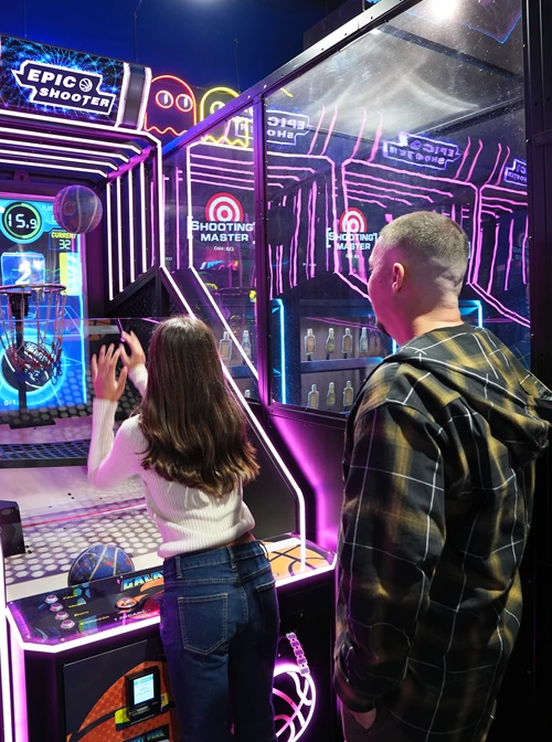 blog-semana-santa-5 1. Zona de juguetes y premios en Galaxy Park Bowling con iluminación LED vibrante.