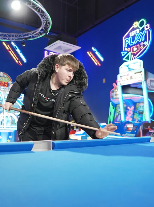 blog-semana-santa-6 1. Zona de juguetes y premios en Galaxy Park Bowling con iluminación LED vibrante.