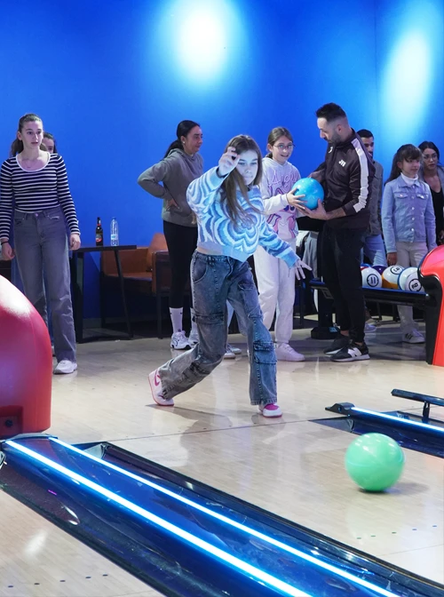 blog-semana-santa-7 Divertido juego de bolos en Galaxy Park Bowling con personajes coloridos y estimulantes para niños.