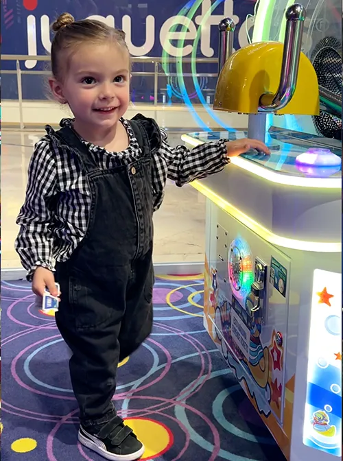 dia niño 3 Divertido juego de bolos en Galaxy Park Bowling con personajes coloridos y estimulantes para niños.