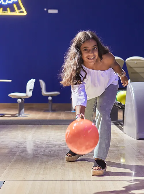 dia niño 5 1. Zona de juguetes y premios en Galaxy Park Bowling con iluminación LED vibrante.