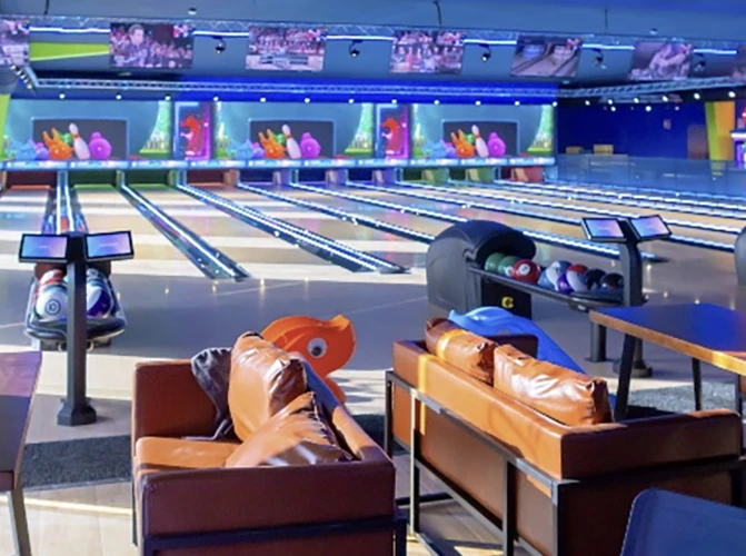 2025-27-1 1. Zona de juguetes y premios en Galaxy Park Bowling con iluminación LED vibrante.