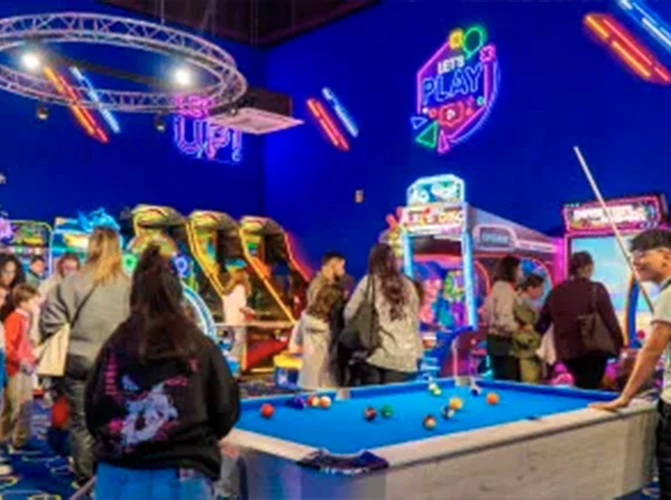 2025-27-3 Divertido juego de bolos en Galaxy Park Bowling con personajes coloridos y estimulantes para niños.