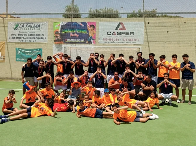 HOCKEY SAN FERNANDO-1 1. Zona de juguetes y premios en Galaxy Park Bowling con iluminación LED vibrante.