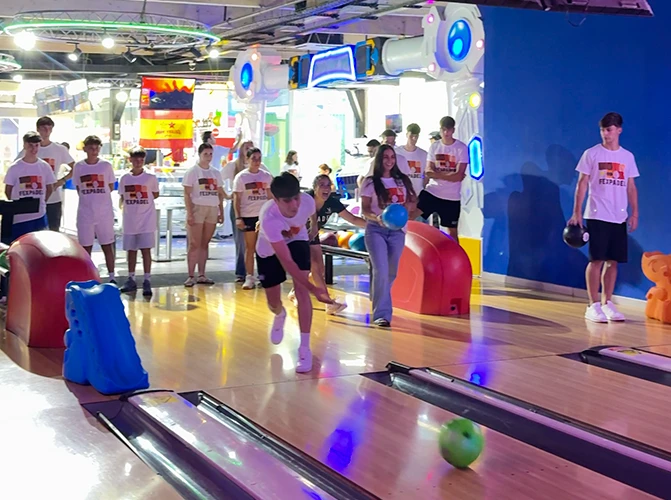 Divertido juego de bolos en Galaxy Park Bowling con personajes coloridos y estimulantes para niños.