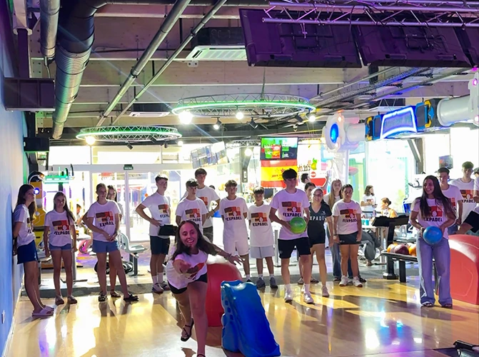 1. Zona de juguetes y premios en Galaxy Park Bowling con iluminación LED vibrante.