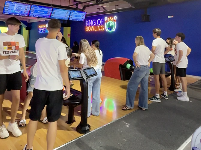 Divertido juego de bolos en Galaxy Park Bowling con personajes coloridos y estimulantes para niños.