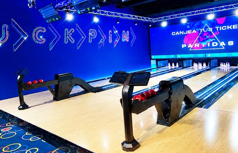 Divertido juego de bolos en Galaxy Park Bowling con personajes coloridos y estimulantes para niños.