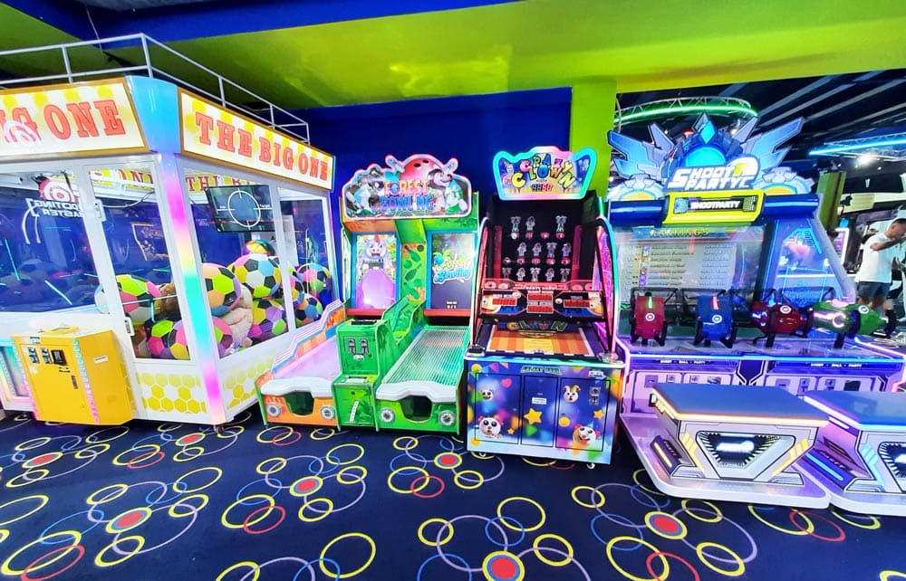 1. Zona de juguetes y premios en Galaxy Park Bowling con iluminación LED vibrante.