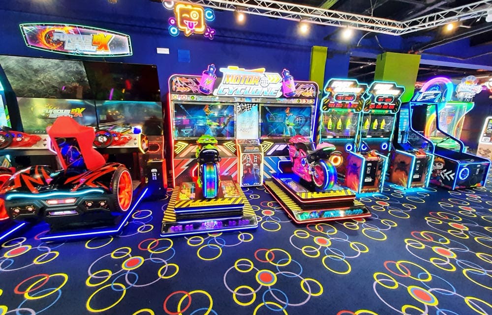 1. Zona de juguetes y premios en Galaxy Park Bowling con iluminación LED vibrante.