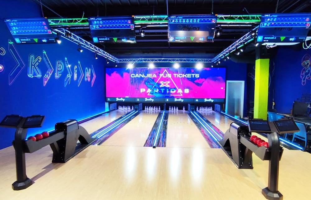 1. Zona de juguetes y premios en Galaxy Park Bowling con iluminación LED vibrante.