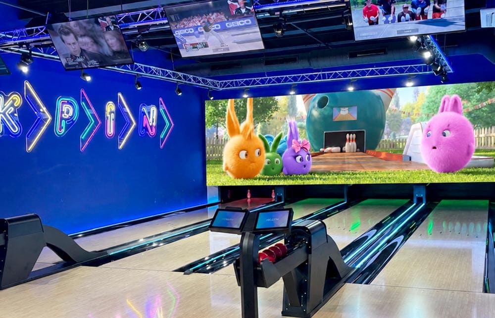1. Zona de juguetes y premios en Galaxy Park Bowling con iluminación LED vibrante.