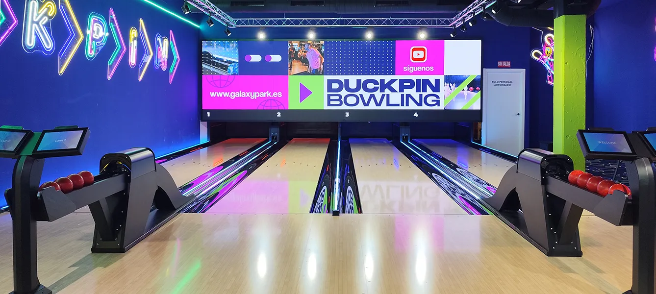 Divertido juego de bolos en Galaxy Park Bowling con personajes coloridos y estimulantes para niños.