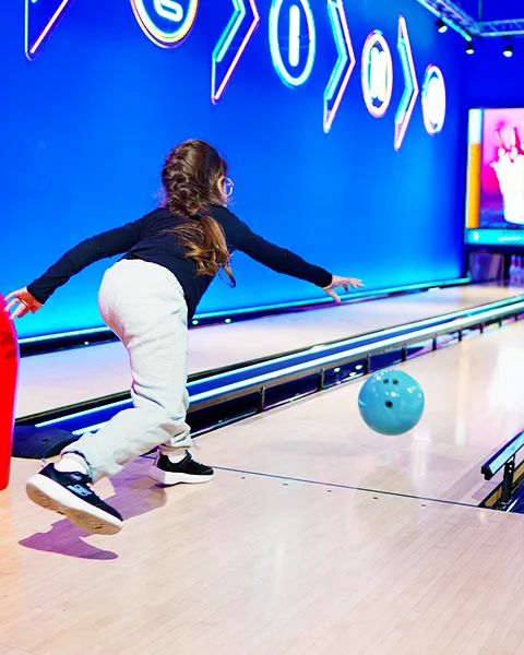 1. Zona de juguetes y premios en Galaxy Park Bowling con iluminación LED vibrante.