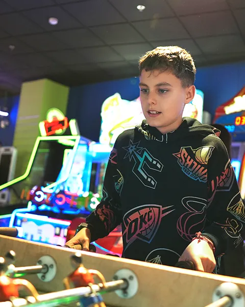 1. Zona de juguetes y premios en Galaxy Park Bowling con iluminación LED vibrante.