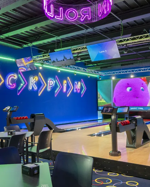 1. Zona de juguetes y premios en Galaxy Park Bowling con iluminación LED vibrante.