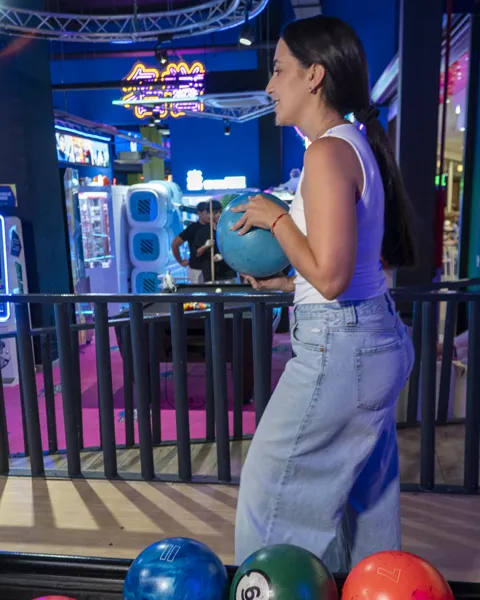 1. Zona de juguetes y premios en Galaxy Park Bowling con iluminación LED vibrante.