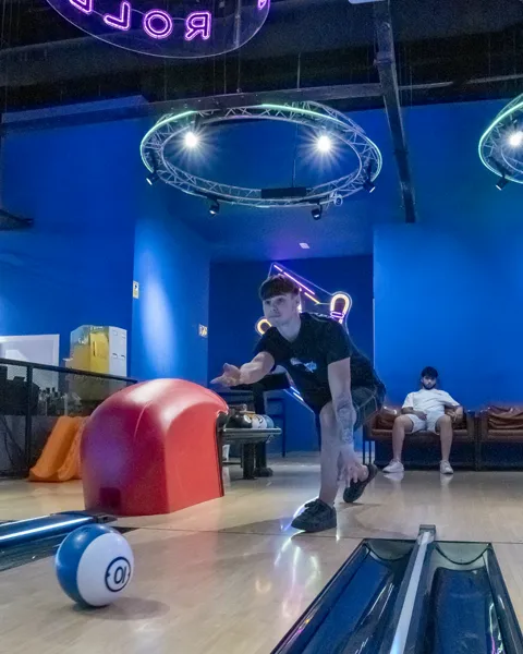 Divertido juego de bolos en Galaxy Park Bowling con personajes coloridos y estimulantes para niños.